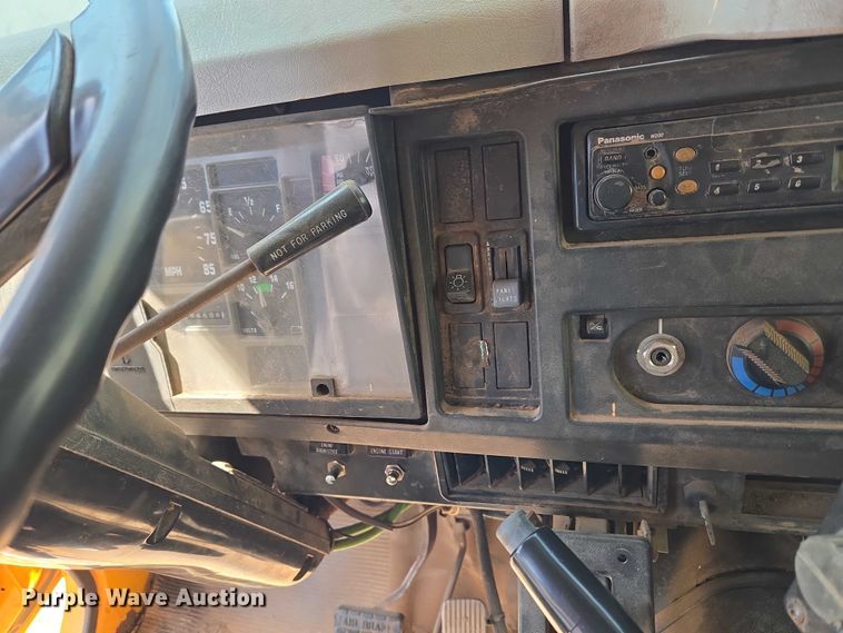 image for item ET1461 2001 International F-4900 dump truck