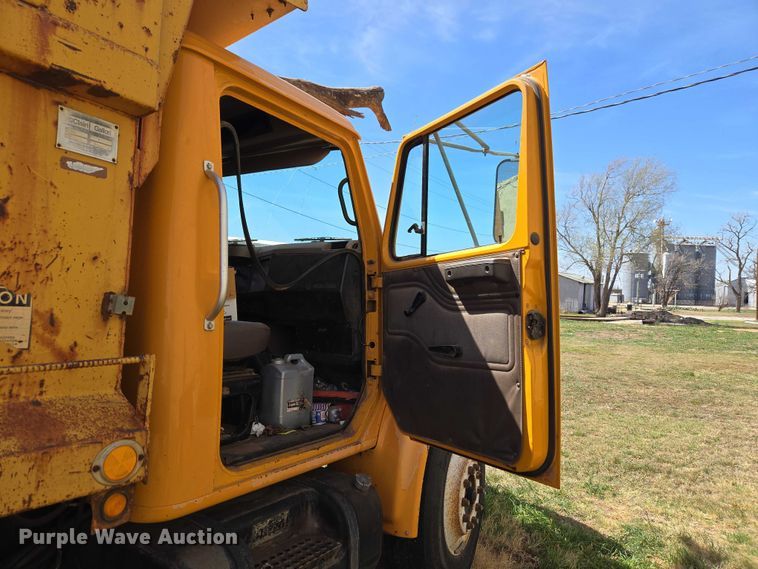image for item ET1461 2001 International F-4900 dump truck