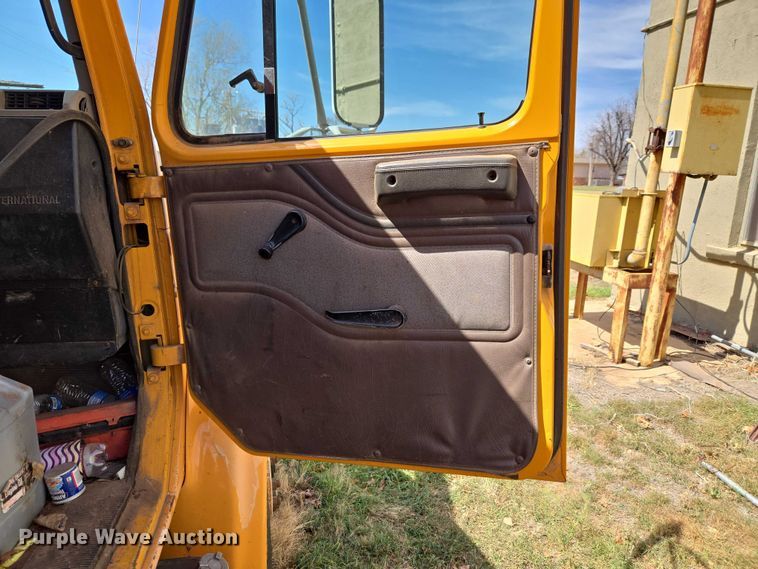 image for item ET1461 2001 International F-4900 dump truck