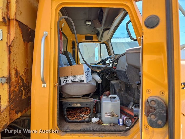 image for item ET1461 2001 International F-4900 dump truck