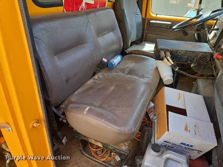 image for item ET1461 2001 International F-4900 dump truck