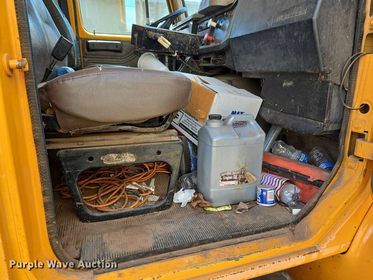 image for item ET1461 2001 International F-4900 dump truck