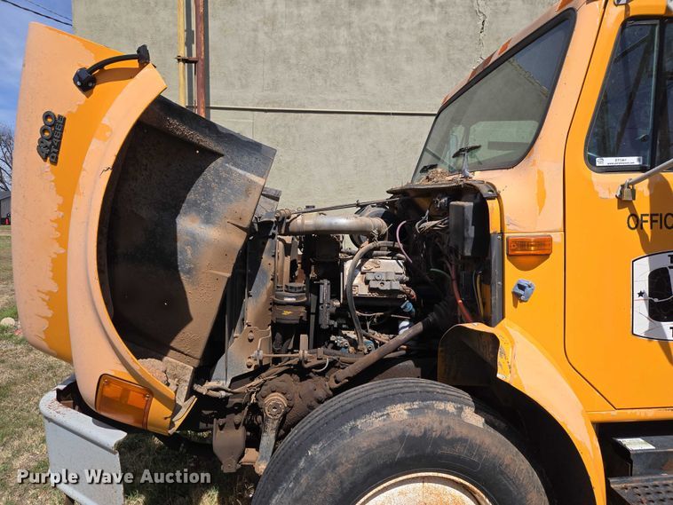 image for item ET1461 2001 International F-4900 dump truck