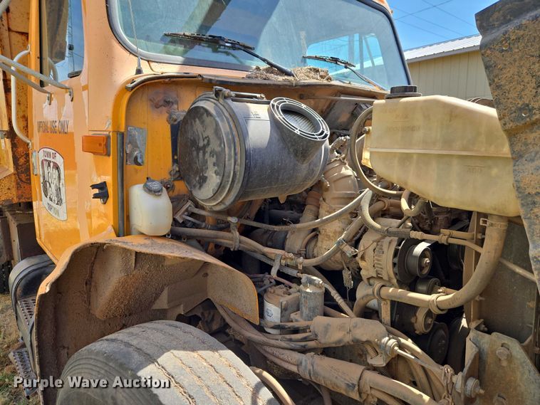 image for item ET1461 2001 International F-4900 dump truck