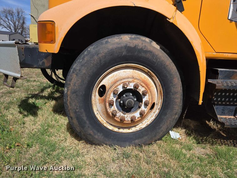 image for item ET1461 2001 International F-4900 dump truck