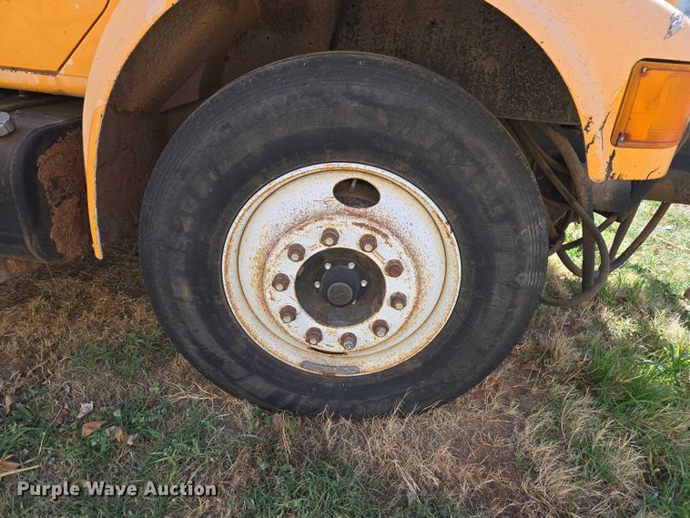 image for item ET1461 2001 International F-4900 dump truck