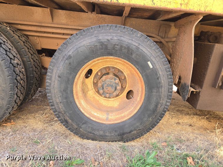 image for item ET1461 2001 International F-4900 dump truck