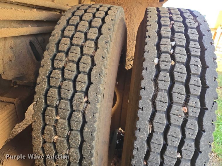 image for item ET1461 2001 International F-4900 dump truck