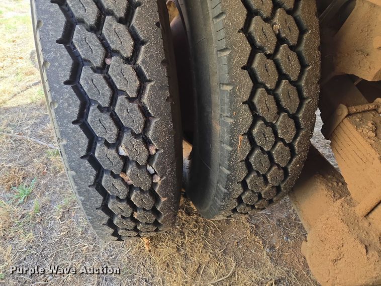 image for item ET1461 2001 International F-4900 dump truck