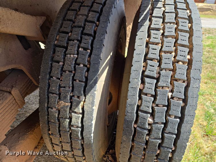 image for item ET1461 2001 International F-4900 dump truck