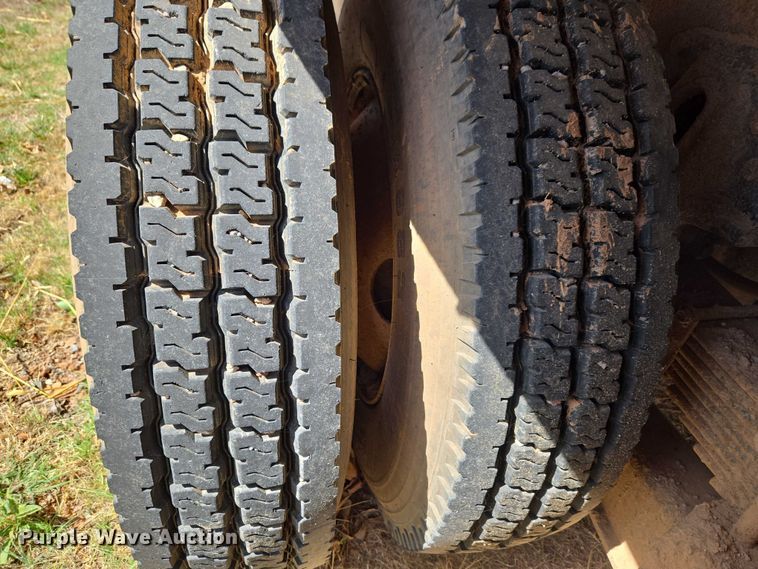 image for item ET1461 2001 International F-4900 dump truck