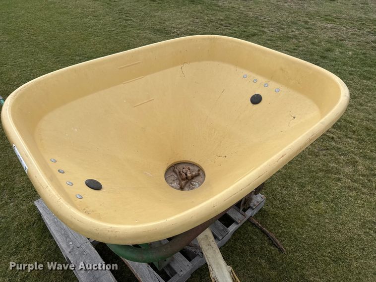 image for item ET1750 1999 Vicon 894613 spreader