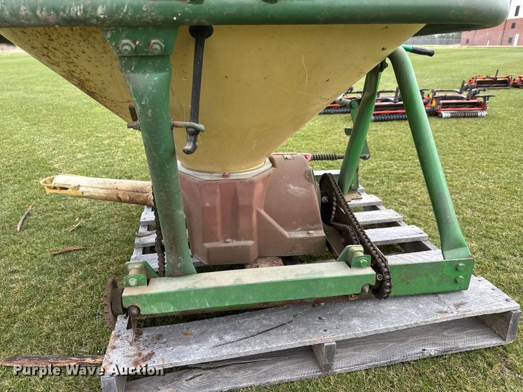 image for item ET1750 1999 Vicon 894613 spreader