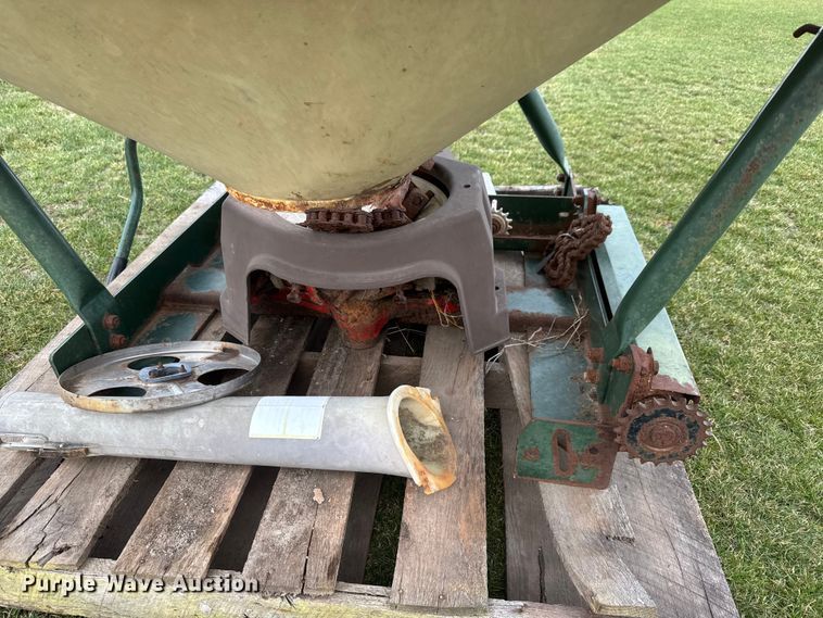 image for item ET1750 1999 Vicon 894613 spreader