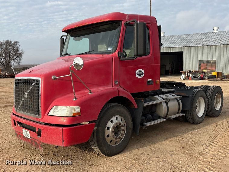 image for item EU4991 2007 Volvo VN semi truck