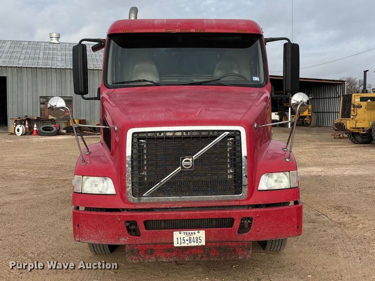 image for item EU4991 2007 Volvo VN semi truck