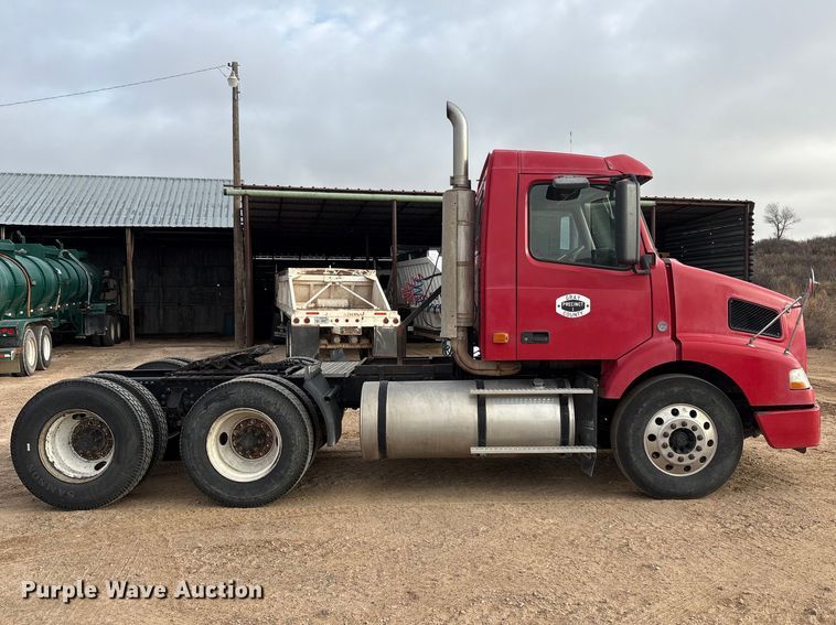 image for item EU4991 2007 Volvo VN semi truck