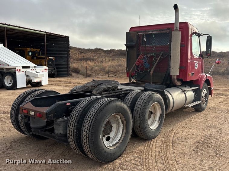 image for item EU4991 2007 Volvo VN semi truck
