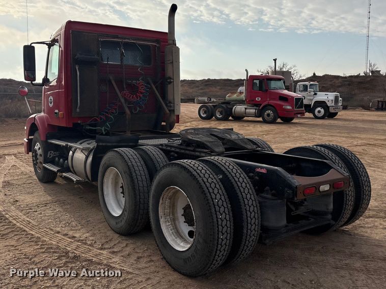 image for item EU4991 2007 Volvo VN semi truck