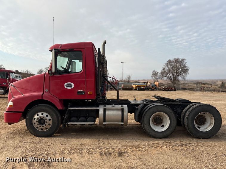 image for item EU4991 2007 Volvo VN semi truck