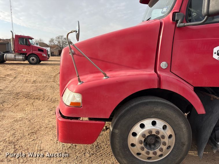 image for item EU4991 2007 Volvo VN semi truck