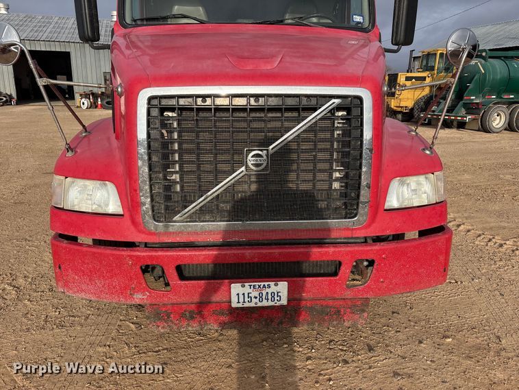 image for item EU4991 2007 Volvo VN semi truck