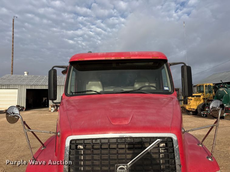 image for item EU4991 2007 Volvo VN semi truck