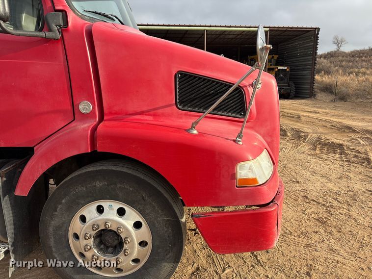 image for item EU4991 2007 Volvo VN semi truck