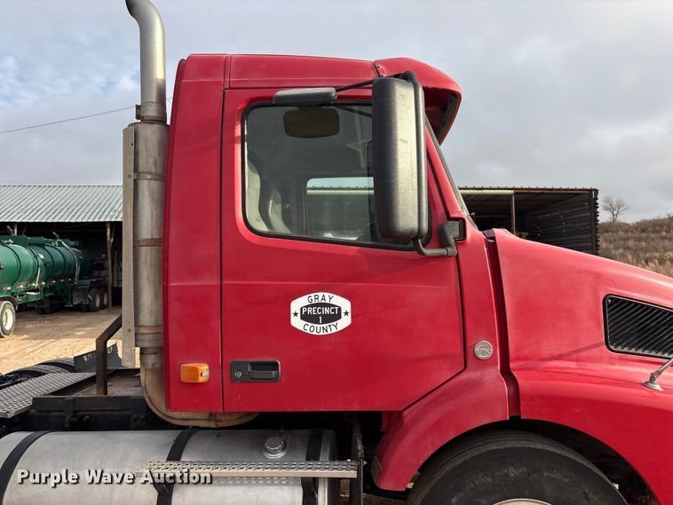 image for item EU4991 2007 Volvo VN semi truck