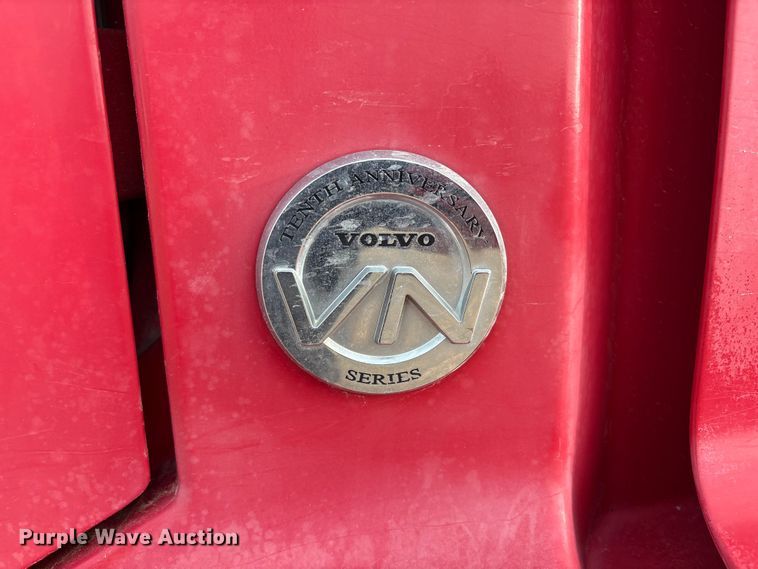 image for item EU4991 2007 Volvo VN semi truck