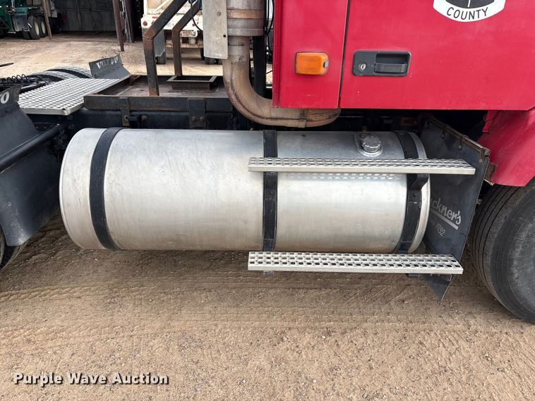 image for item EU4991 2007 Volvo VN semi truck