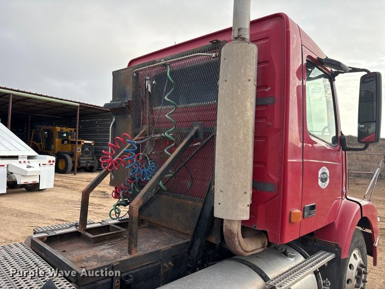 image for item EU4991 2007 Volvo VN semi truck