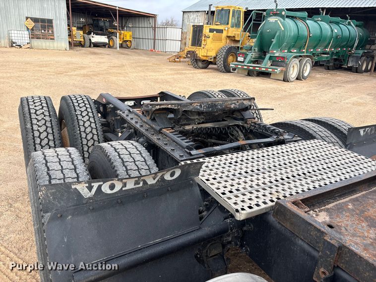 image for item EU4991 2007 Volvo VN semi truck