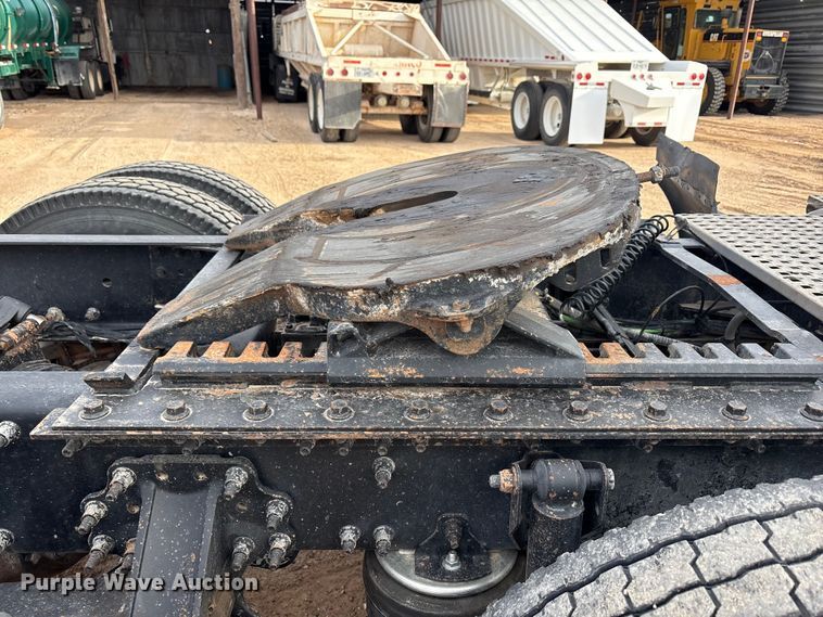 image for item EU4991 2007 Volvo VN semi truck