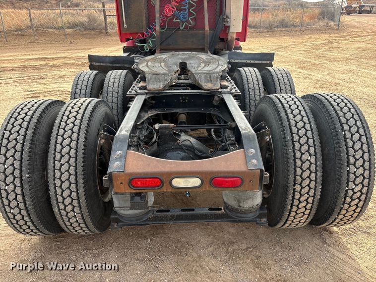 image for item EU4991 2007 Volvo VN semi truck