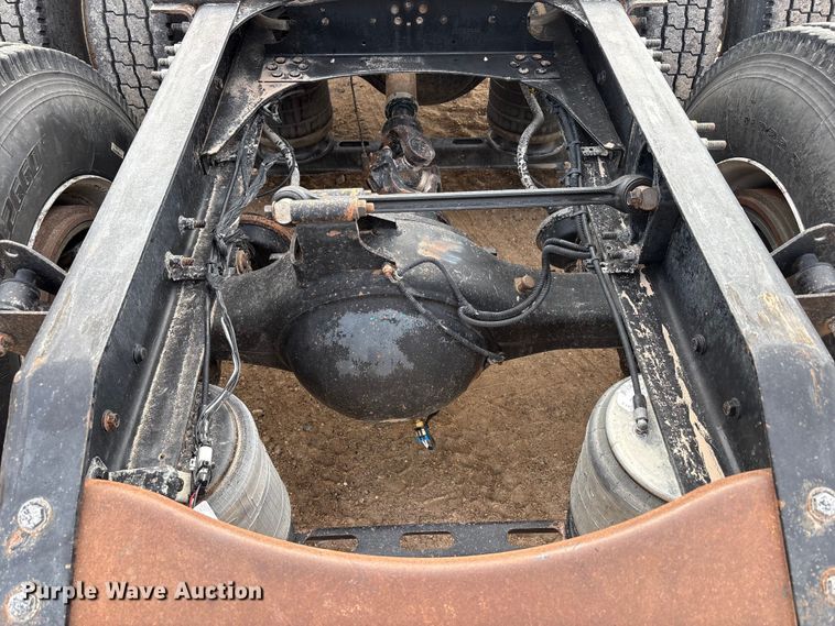 image for item EU4991 2007 Volvo VN semi truck