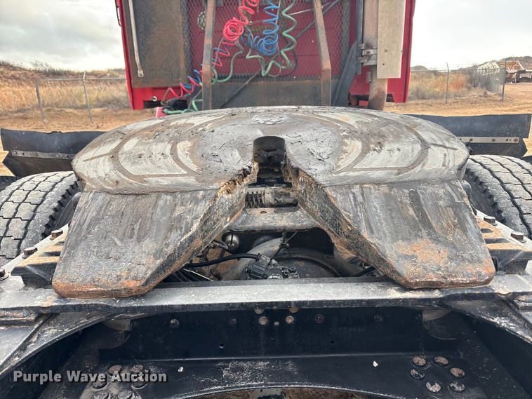 image for item EU4991 2007 Volvo VN semi truck