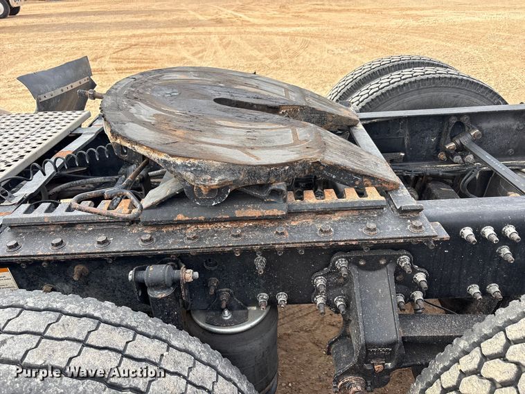 image for item EU4991 2007 Volvo VN semi truck