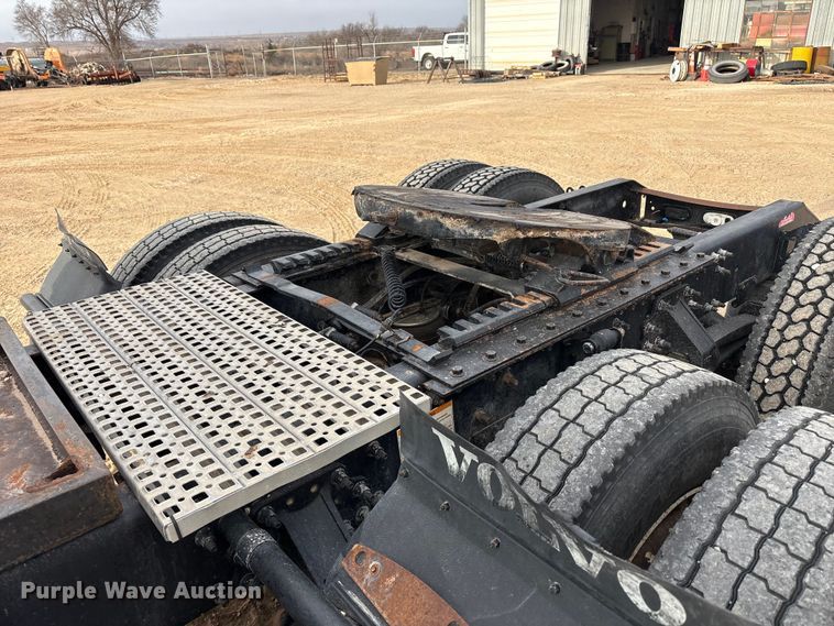 image for item EU4991 2007 Volvo VN semi truck