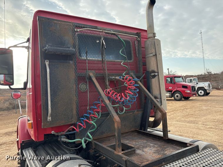 image for item EU4991 2007 Volvo VN semi truck