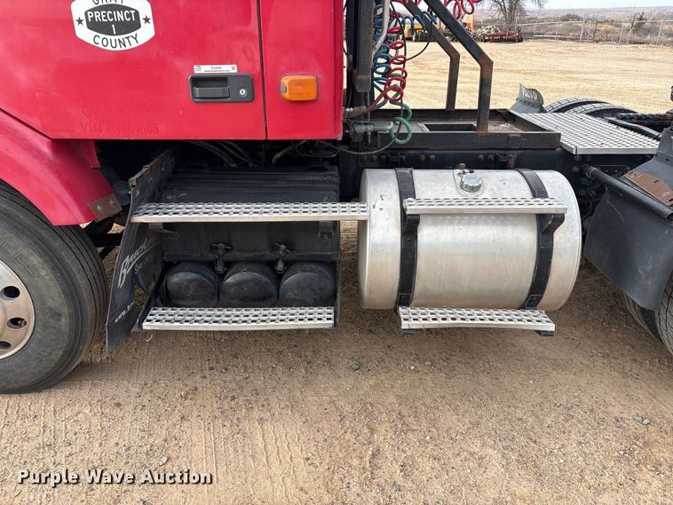 image for item EU4991 2007 Volvo VN semi truck