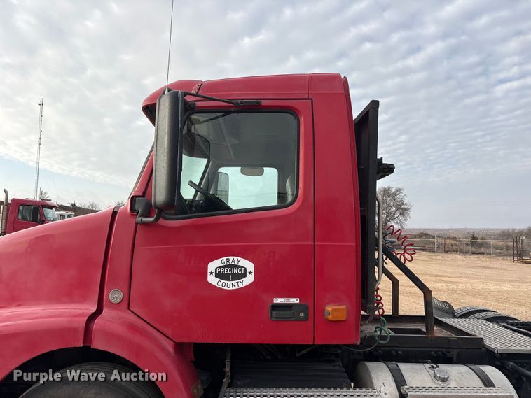 image for item EU4991 2007 Volvo VN semi truck