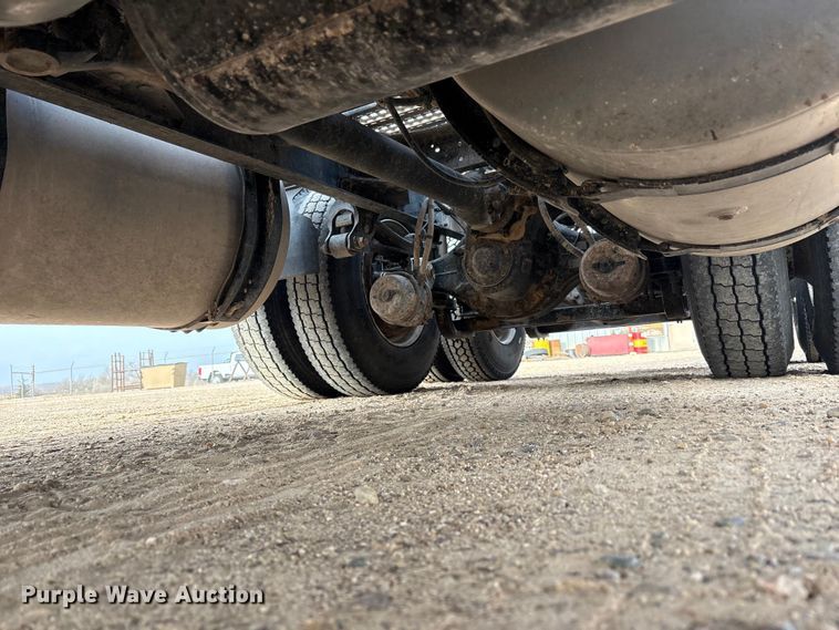 image for item EU4991 2007 Volvo VN semi truck