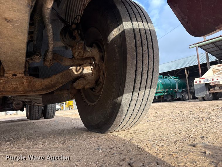 image for item EU4991 2007 Volvo VN semi truck