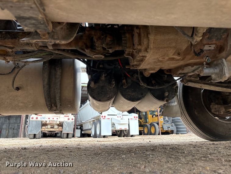 image for item EU4991 2007 Volvo VN semi truck