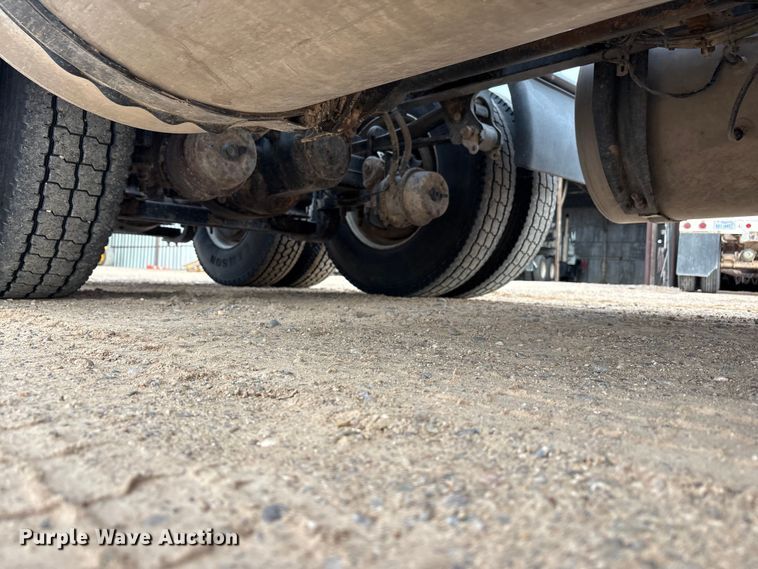 image for item EU4991 2007 Volvo VN semi truck