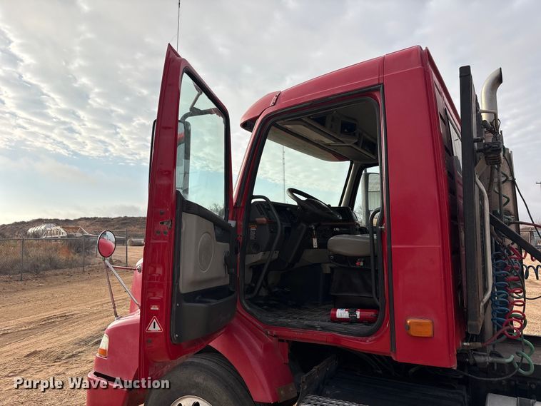 image for item EU4991 2007 Volvo VN semi truck