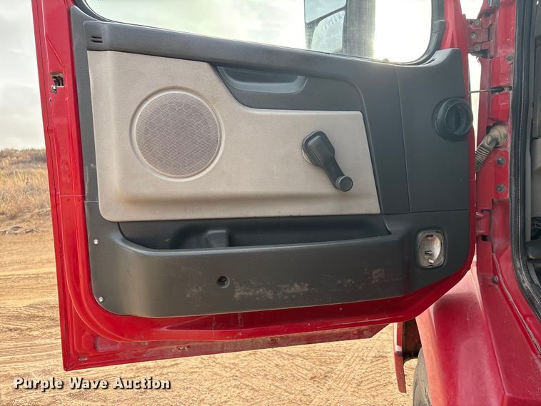 image for item EU4991 2007 Volvo VN semi truck