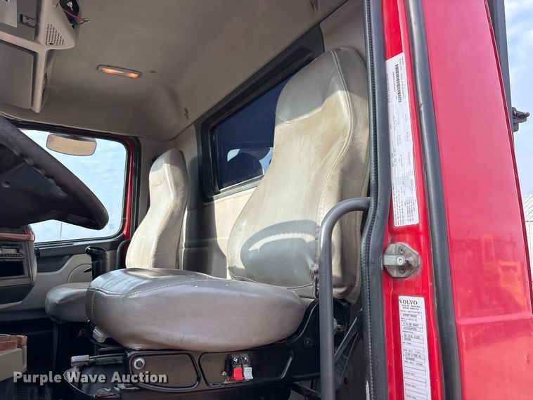 image for item EU4991 2007 Volvo VN semi truck