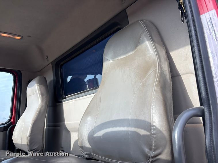 image for item EU4991 2007 Volvo VN semi truck